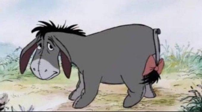 شخصية الحمار «إيور» (Eeyore) هي تجسيد لنمط «الضحية» بسبب انغماسه الدائم في رثاء ذاته، ونظرته السوداوية المستمرة للحياة، واعتماده على جذب تعاطف واهتمام أصدقائه من خلال إظهار العجز وقلة الحيلة.
